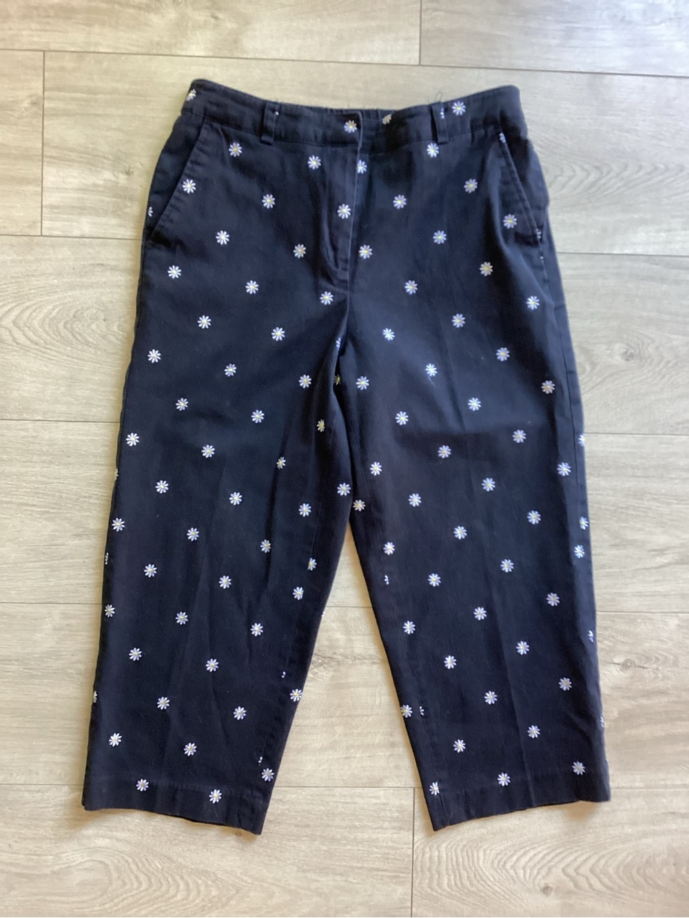 Briggs New York Black Cropped Daisy Embroidered Capris